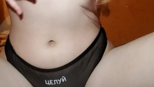 Школьница нежно ласкает себя после школы