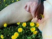 Русская красотка ласкает себя на цветочках 13/16