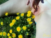 Русская красотка ласкает себя на цветочках 5/16