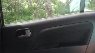 Смотрит на selfsuck на улице 1
