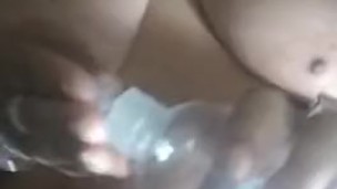Masaje con aceite sobre mis tetas