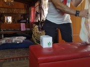 Venditore porta a porta scopa la casalinga porca 3/16