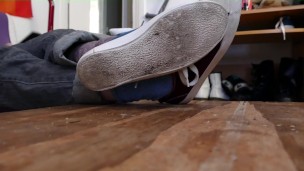 Vénère mes pieds pendant que je joue aux jeux vidéos (partie 2)