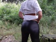 Anal Plug im prallen Leggings Arsch | Vom Spaziergänger vollgespritzt 5/16