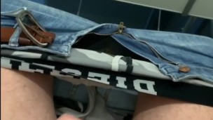 Es kommt jemand in die Toilette während ich wichse in der Arbeit