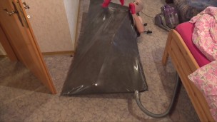 Siliconedoll in Vakuumbett mit Handschuhen