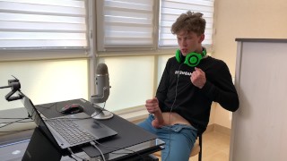 Jeune streamer sur Twitch se branlant après le flux / Grosse bite / Bite monstre