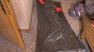 Erste Selbstbondage in Vakuumebtt mit Handschuhe mit Demask Torpedotit Suit