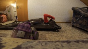 Selbstbondage im Vakuumbett Seitenansicht
