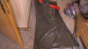 Erste Selbstbondage mit Vakuumbett im Demask Torpedotit Latexcatsuit