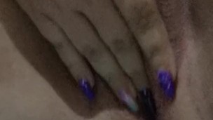 Juego con mi vibrador mientras estoy bien mojadita