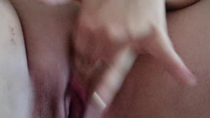 Panochita rasurada se dedea y gime