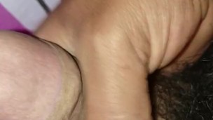 Chico se masturba con su pilla grande