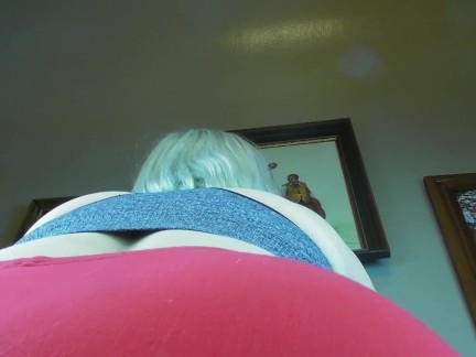 BIG FAT ASS DOING SQUATS IN RED YOGA PANTS