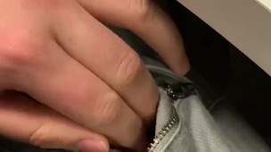 Ich spritze sehr viel Sperma unter meinen Schreibtisch in der Arbeit