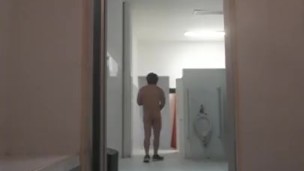 chico exhibicionista masturbandose en los baños del gym