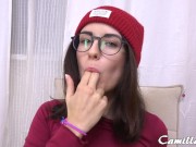 Красивая девушка в очках ублажает себя пальчиками 5/16