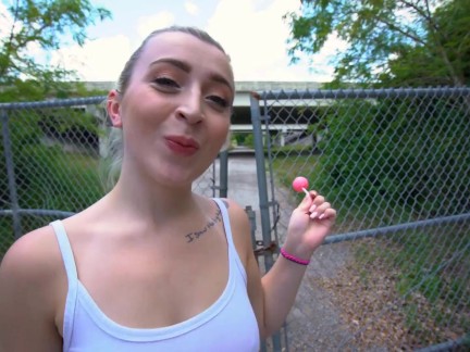Blonďatá teen Cameron Mynx se miluje venku