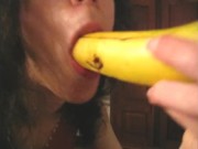 Delycia White: una intensa mamada a un plátano