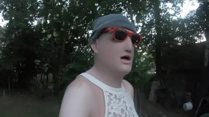 Silicondoll bereit im Park spazieren zu gehen