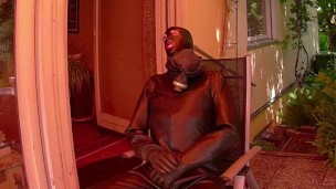 Rubbersfinest Maske mit Zungenknebel mit Hazmatsuit