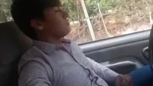 chico exhibicionista se la jala en el carro