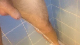 Ich stehe in der Dusche und pisse