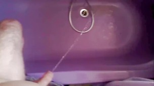 Heimlich in die Badewanne einer Freundin gepisst - und das nicht wenig :-)