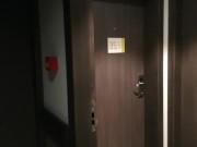 MJ se promène dans les couloirs de l'hotel