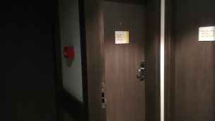 MJ se promène dans les couloirs de l'hotel