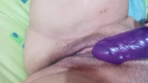 Juego con mi dildo y gimo bien rico