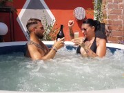 Dopo l'anale in piscina, milf beve sperma dal bicchiere (1° Parte) 3/16