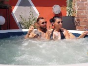 Dopo l'anale in piscina, milf beve sperma dal bicchiere (1° Parte) 4/16