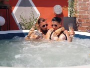 Dopo l'anale in piscina, milf beve sperma dal bicchiere (1° Parte) 5/16