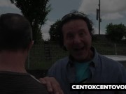 Due bambole porcelle calpestano Alex Magni con doppie penetrazioni e pompin 1/16