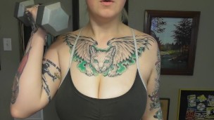 CHUBBY TATTOOED GIRL DOING BICEP CURLS