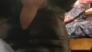 Latextom cums on face