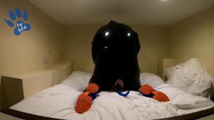 Gummi-Hund wichst im Hotel und spritzt auf Nike TN Sneaker