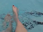 Kitty's splashes in pool - Screenshot 8 of 16 - Legs