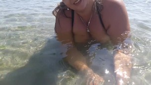Naked boobs at public beach. Wet big tits
