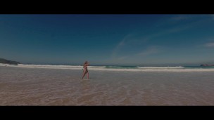 TRAVEL SHOW - Sasha Bikeyeva teases the public on the beach in Galicia