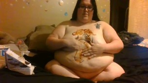 SSBBWJIGGLE Feeds on messy pie and whip cream