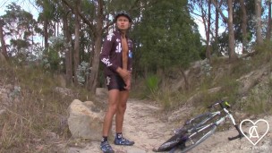 Ciclista Profesional No Aguanta Y Se Corre Sin Importarle Que Lo Miren