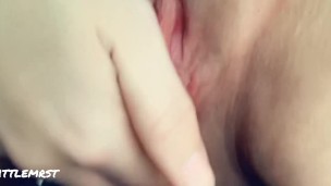 Amateur pee and rub pussy