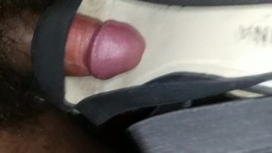 Je me branle avec des chaussures d'occasion très sales pour femme