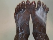 Pretty feet for you to meet.