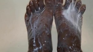 Pretty feet for you to meet.