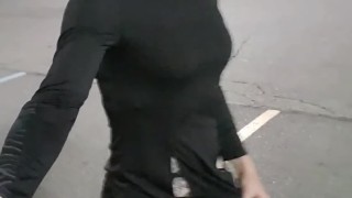 Crystal en la ciudad con una campana