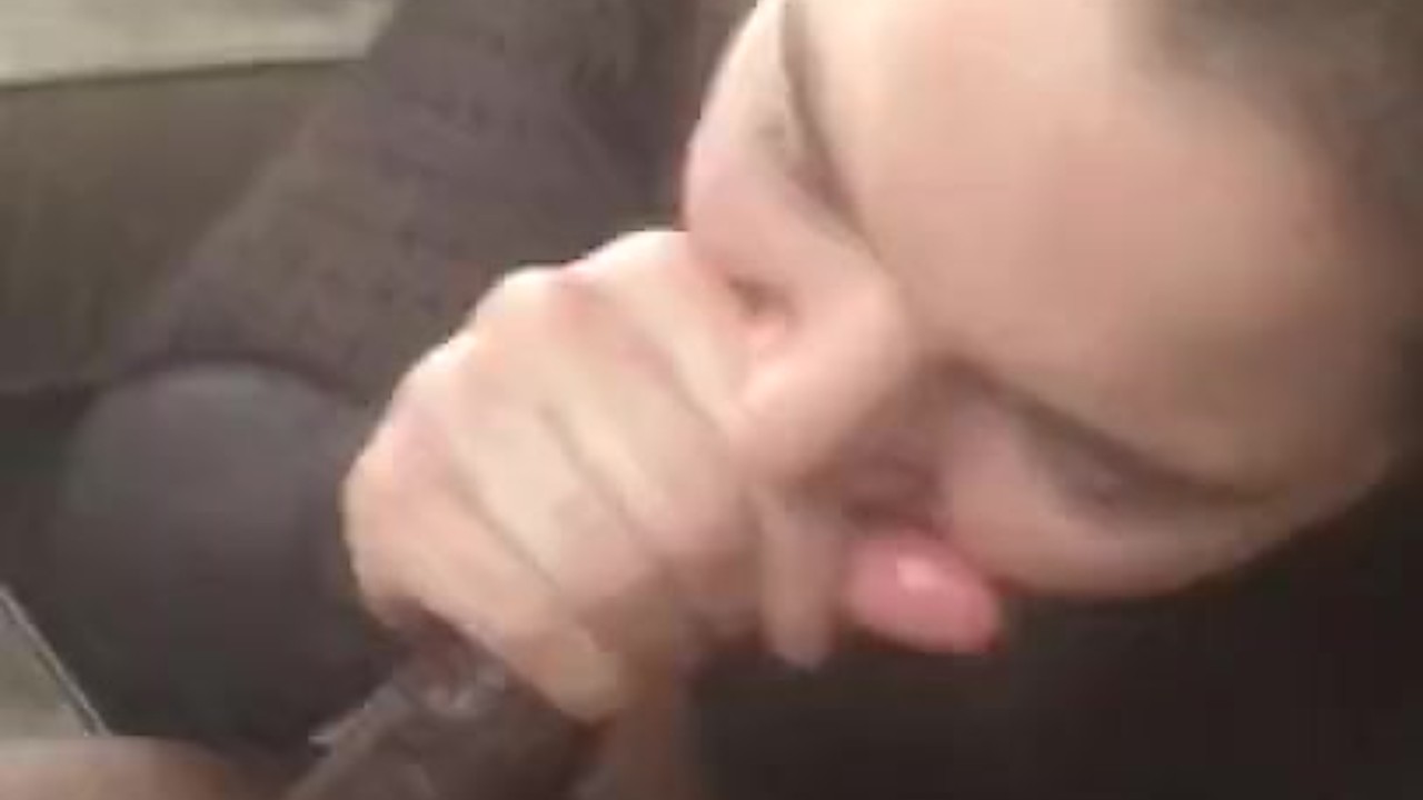 Un petit ami oblige sa petite amie à sucer la bite de son frère - Vidéo de sexe gratuite - RedTube