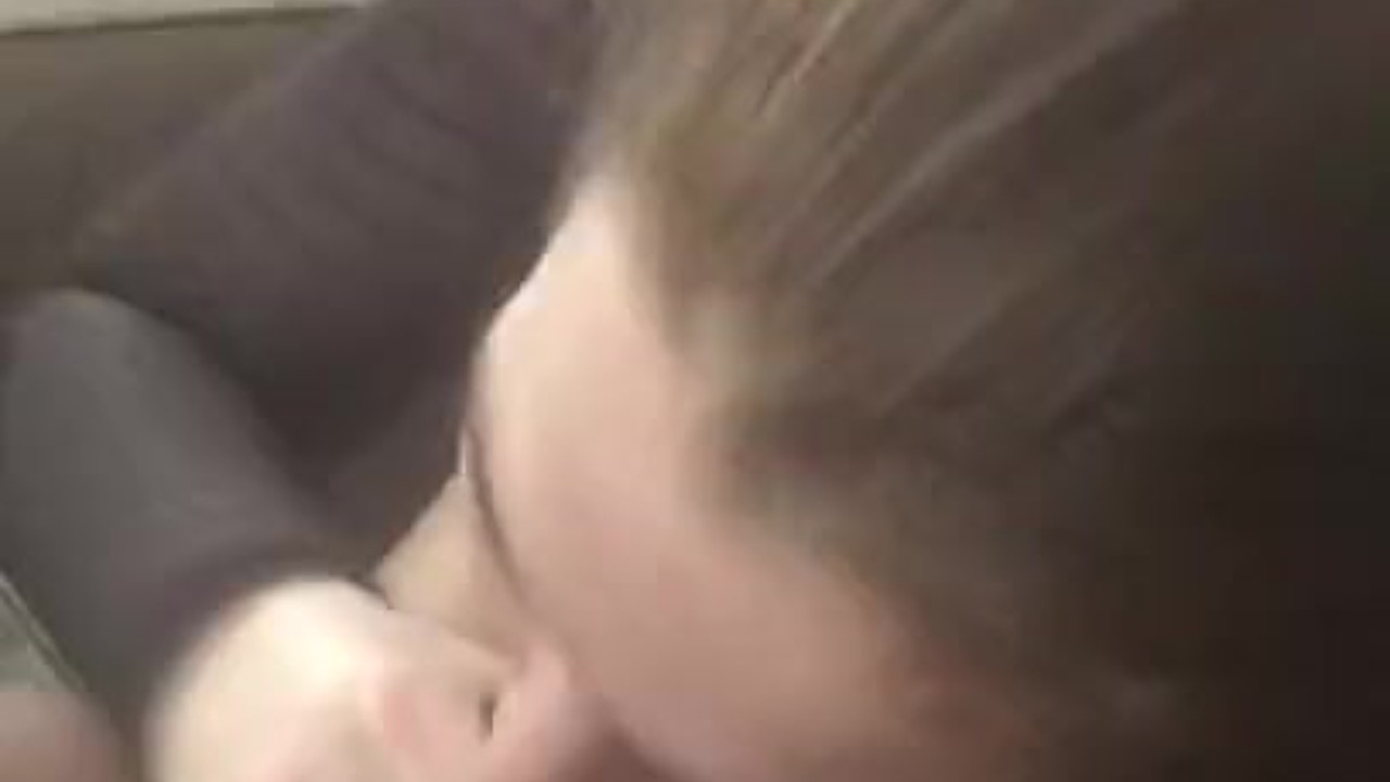 Un petit ami oblige sa petite amie à sucer la bite de son frère - Vidéo de sexe gratuite - RedTube